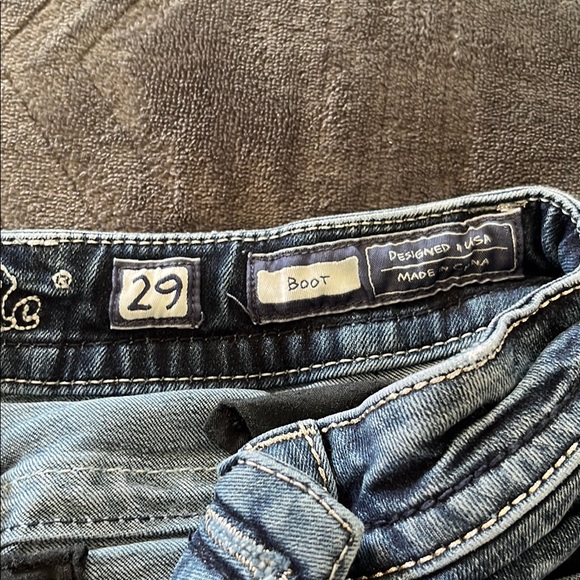 Stylish Blue Jeans with Patterned Pockets - Picture 2 of 5